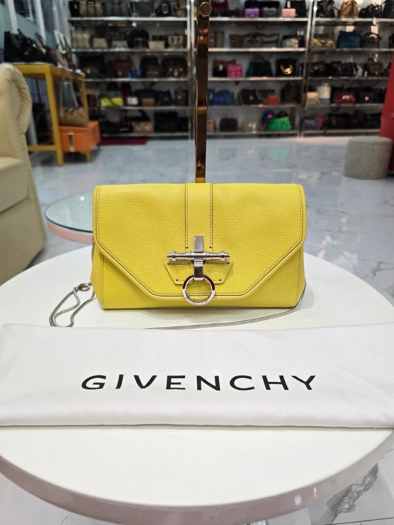 😱 Legit Money back Guarantee💯💯💯 (Category: Luxury Bags & Wallets) located in General Santos City (Dadiangas). Submitted by braverabbit.67 (Listing ID 1356580767, Image 2). Description: 📌 New Arrival!😍🇯🇵🛬 legit💯 Guaranteed Orig!✅✅✅ Givenchy Small sling bag in VeryGood Condition with Original dustbag.