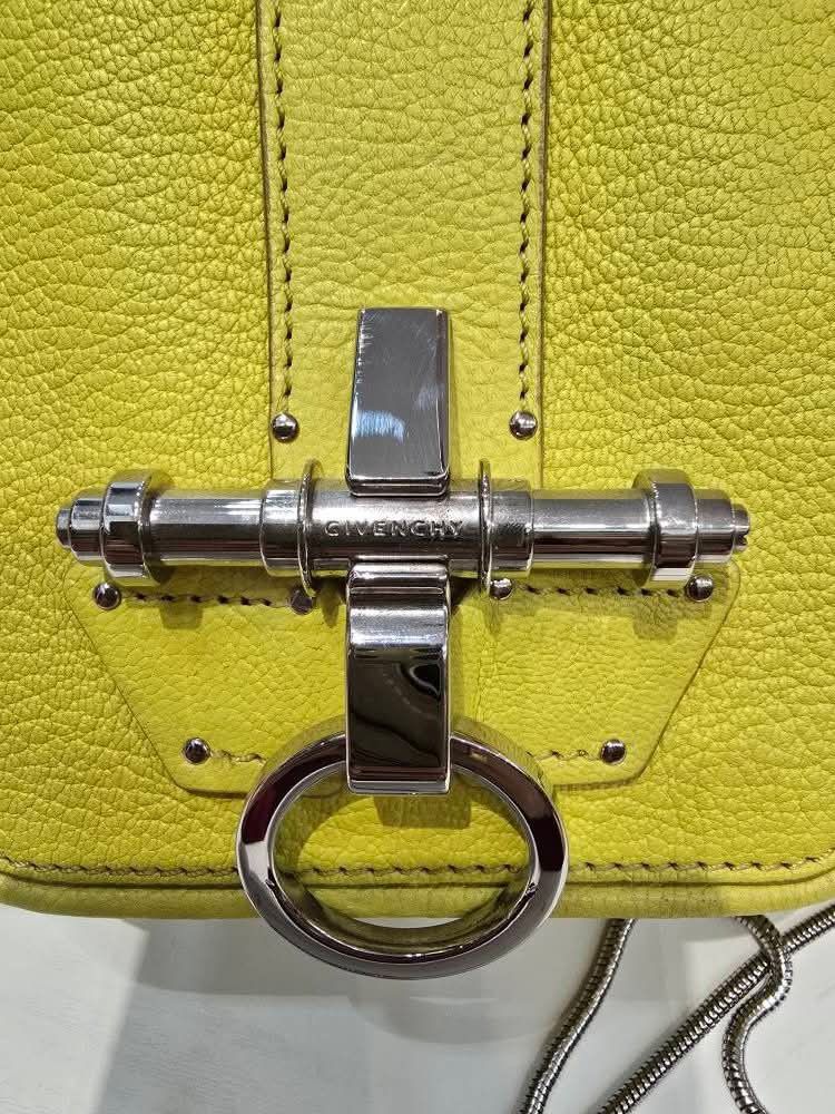 😱 Legit Money back Guarantee💯💯💯 (Category: Luxury Bags & Wallets) located in General Santos City (Dadiangas). Submitted by braverabbit.67 (Listing ID 1356580767, Image 3). Description: 📌 New Arrival!😍🇯🇵🛬 legit💯 Guaranteed Orig!✅✅✅ Givenchy Small sling bag in VeryGood Condition with Original dustbag.