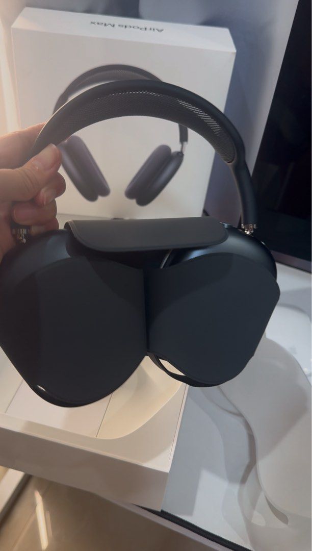 Airpods MAX 2 (Category: Headphones & Headsets) located in Paranaque City. Submitted by zulema.zahir (Listing ID 1356606921, Image 3). Description: Usb-C Brandnew condition with case TOP CONDITION Bought 34999 at powermac greenbelt With receipt and warranty until Dec 30, 2025.