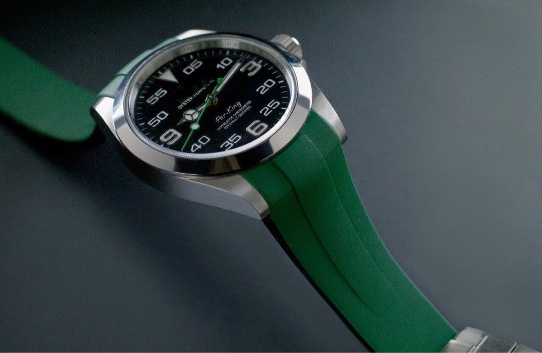 Automatic watch (Category: Watches) located in Singapore. Submitted by loading01 (Listing ID 1351279201, Image 1). Description: Comes with box..