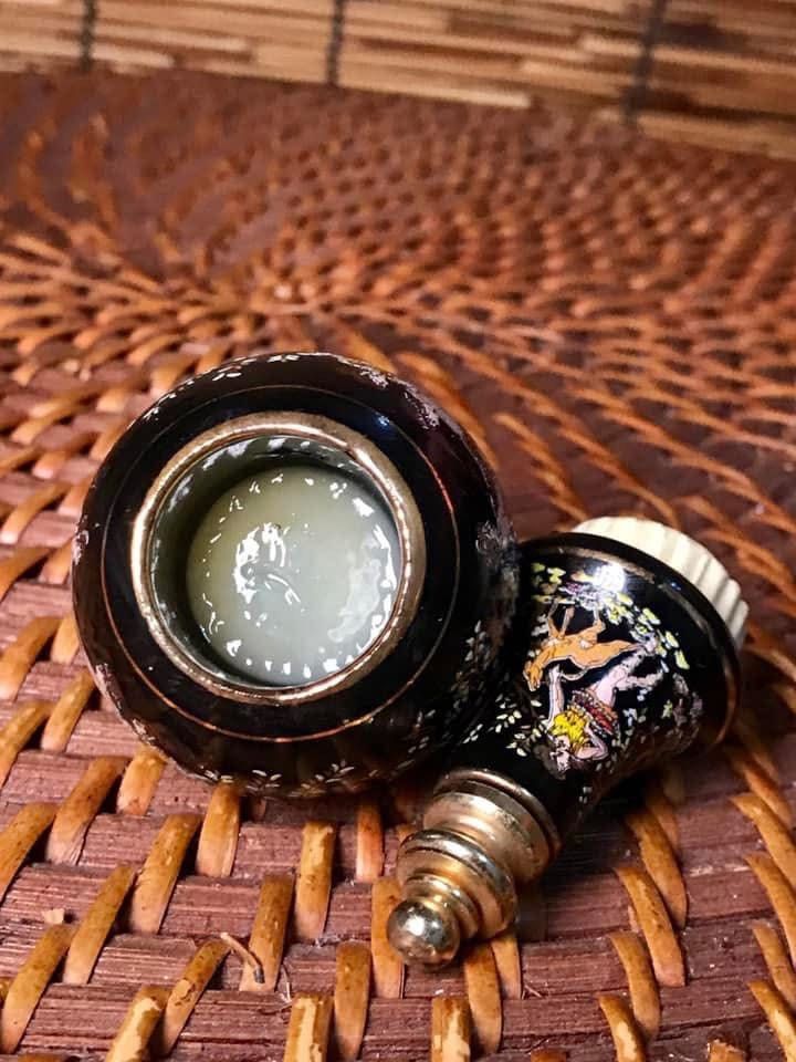 BARDACO Solid Perfume jar Ceramic Enamel black bottle (Category: Fragrance & Deodorants) located in Quezon City. Submitted by WIMC2ndaccount (Listing ID 1356533953, Image 2). Description: BARDACO Solid Perfume jar Ceramic Enamel black bottle ☑️item In Japan ☑️Vintage ☑️Rare Collectible item ☑️hard to find ☑️Manage your expectations this is second hand/ Vintage item. Hindi brand new Binibili mo 🔴NO RETURN. NO EXCHANGE!! 🔴liquid is ubos na but un