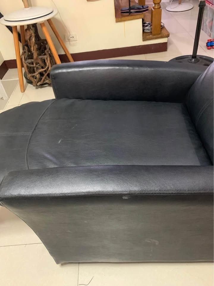Black Reclining Leather Single/Solo Sofa (Category: Sofas) located in Quezon City. Submitted by jaedenry0228 (Listing ID 1356457248, Image 3). Description: .