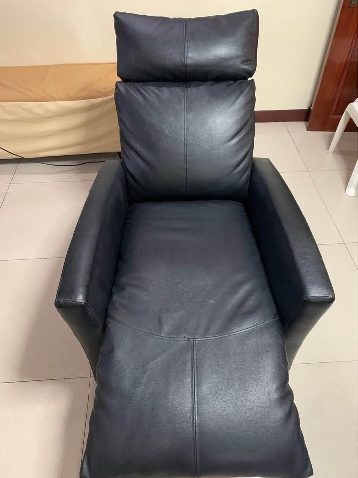 Black Reclining Leather Single/Solo Sofa (Category: Sofas) located in Quezon City. Submitted by jaedenry0228 (Listing ID 1356457248, Image 2). Description: .