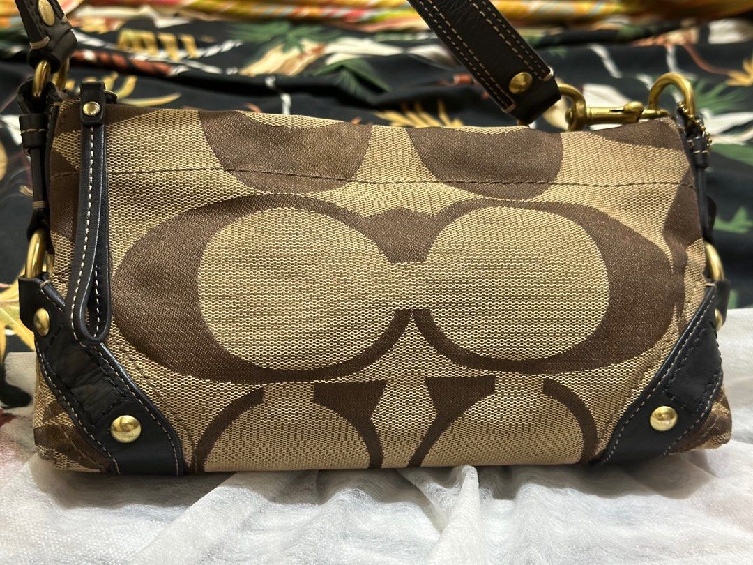 COACH CARLY VINTAGE BAG (SMALL) (Category: Luxury Bags & Wallets) located in Manila. Submitted by colbap (Listing ID 1355579660, Image 3). Description: Authentic 💯 Rank A Intact rubber lining Used with care Decluttering Message me for more pics :) .