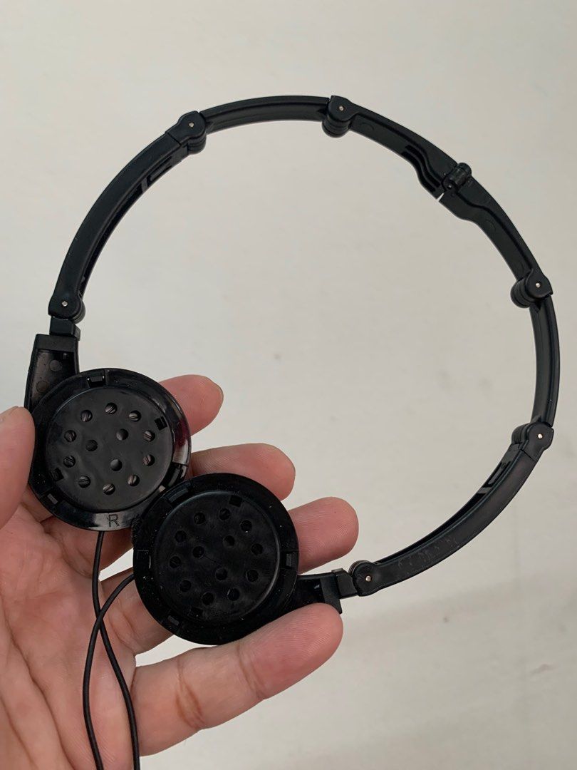 coca cola headset (Category: Earphones) located in Manila. Submitted by reccario1603354 (Listing ID 1356526454, Image 2). Description: coca cola headset working no foam P300.