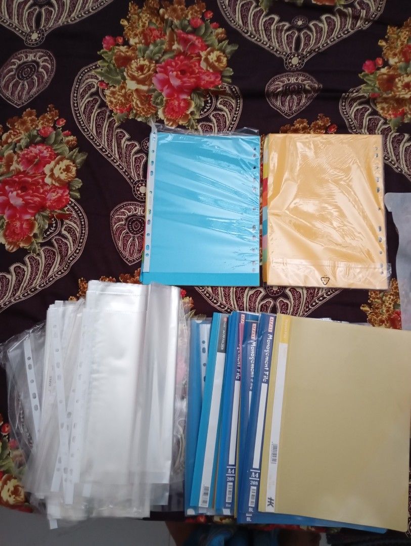 File folder (Category: Stationery & School Supplies) located in Singapore. Submitted by narasnath (Listing ID 1356496120, Image 1). Description: New office clear A4 files folder(10pcs estimated)with 2 set divider and clear plastic pocket(30/40pcs estimated).