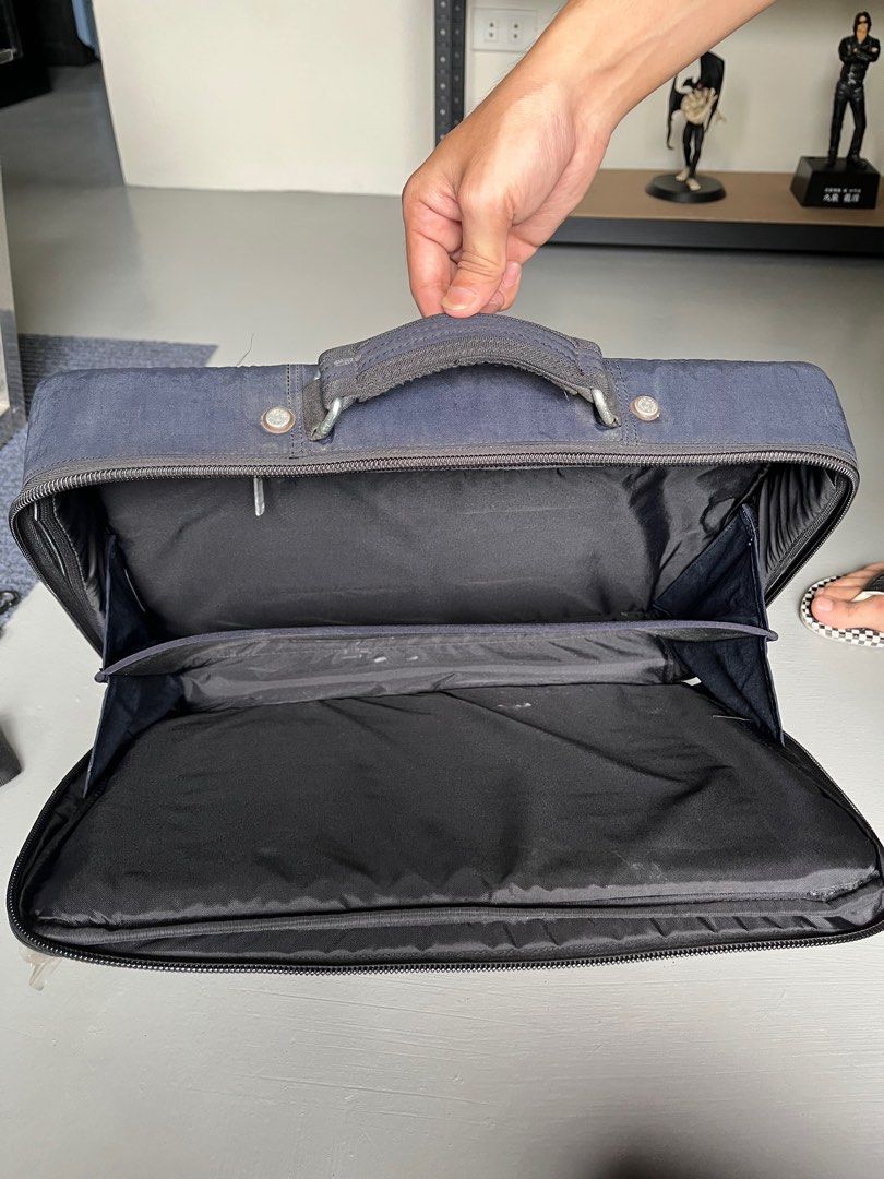 HEDGREN (Category: Briefcases) located in Legazpi City. Submitted by junjun2323 (Listing ID 1356621938, Image 3). Description: Hedgren bag Pwedeng laptop bag, documents bag 1k only plus sf No issue Stock lang sa bahay See last pic 4pcs take all 3500 plus sf.
