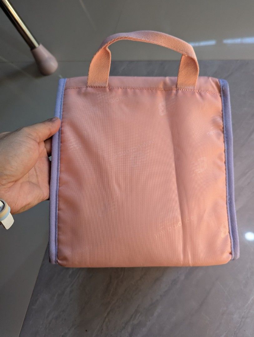 New balance insulated lunch bag (Category: Food Organization & Storage) located in Palayan City. Submitted by sarahgeeshop (Listing ID 1356440447, Image 2). Description: .