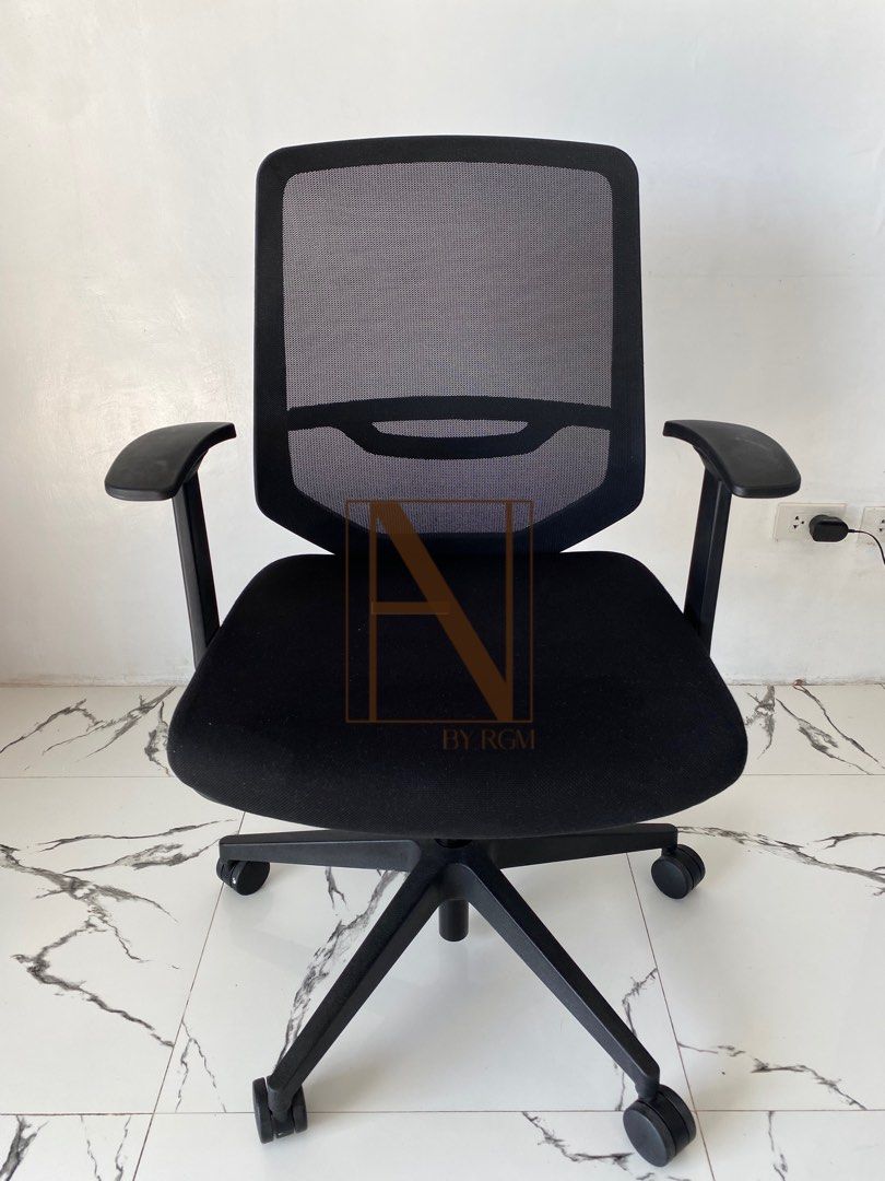 Office chair - Herman Miller Posh (Category: Office Furniture & Fixtures) located in Binan City. Submitted by rgmofficefurniture (Listing ID 1356465972, Image 2). Description: used but still in good condition 📍Biñan, Laguna message us for inquiries.