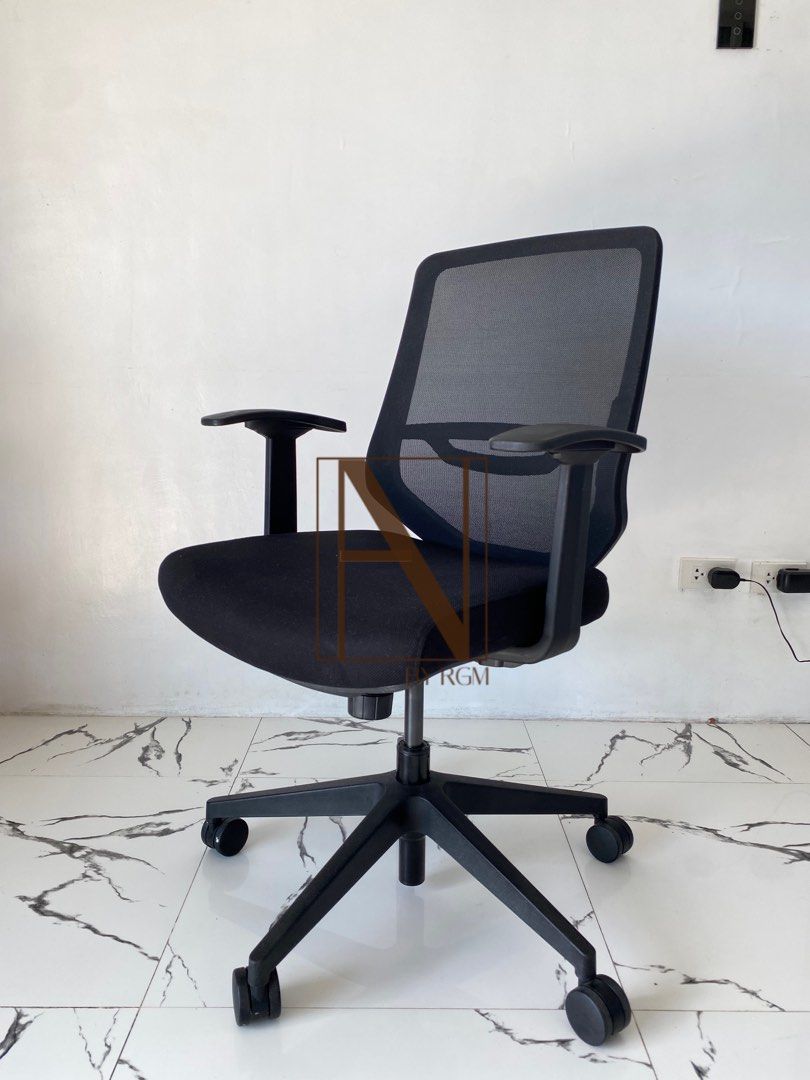 Office chair - Herman Miller Posh (Category: Office Furniture & Fixtures) located in Binan City. Submitted by rgmofficefurniture (Listing ID 1356465972, Image 3). Description: used but still in good condition 📍Biñan, Laguna message us for inquiries.