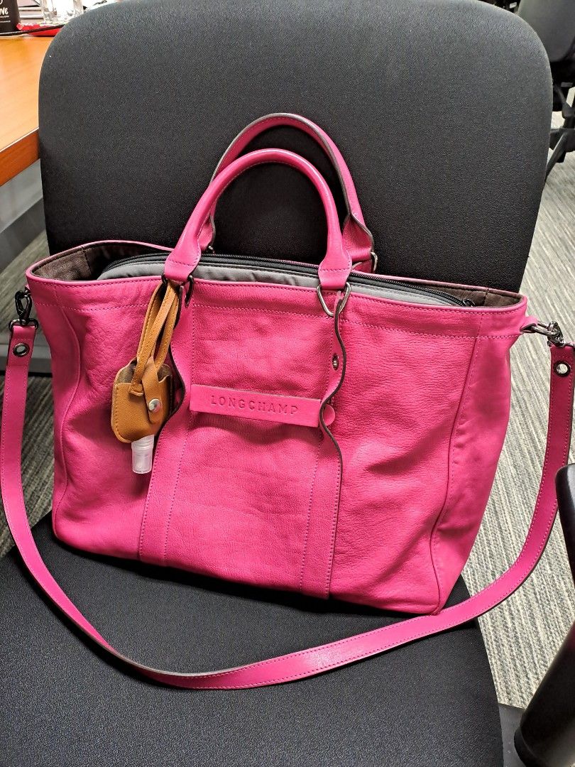 Preloved Longchamp Tote Bag (Category: Tote Bags) located in Batangas. Submitted by decluterring_tita (Listing ID 1356445741, Image 1). Description: Can fit 14" laptop With shoulder strap Soft Leather.