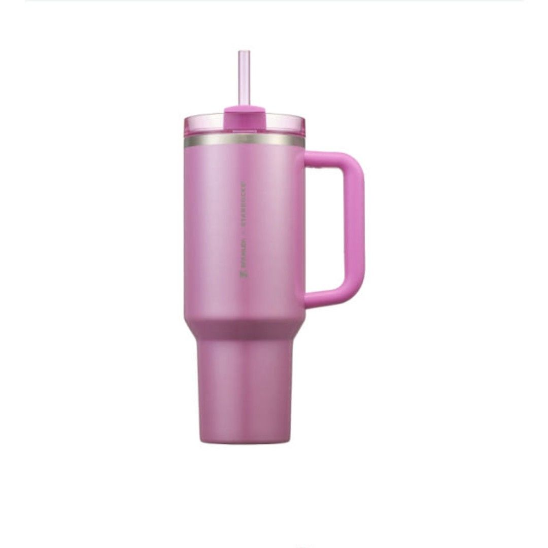 SBxSt@nley Love Quencher Tumbler 1183ml (Category: Water Bottles & Tumblers) located in Cainta. Submitted by shopchelonline (Listing ID 1356574476, Image 2). Description: SBxSt@nley Love Quencher Tumbler 1183ml 🛒3,380.00(all in) + LSF 💎PRE-ORDER - NO RUSH SHIPPING 💎Korea Pasabuy 💎No return, no exchange. 💎Fragile items are handled with care. 💎Availability and price vary. 💎Color may vary due to lighting. 💎The outer case/box is simply for pr