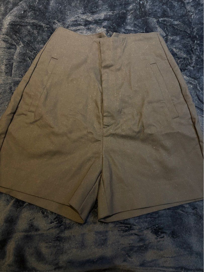 Stradivarius Shorts (Category: Shorts) located in Makati City. Submitted by prelovedbysofiaa_ (Listing ID 1356555329, Image 1). Description: Bnew With tag 💯 authentic/original Fits xs.