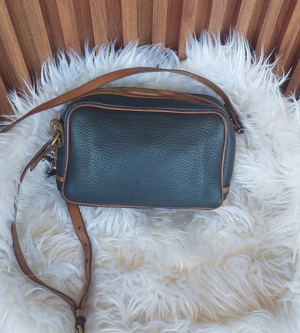 Vintage dooney and bourke sling bag (Category: Cross-body Bags) located in Talavera. Submitted by trixielady08 (Listing ID 1356444484, Image 2). Description: spacious po ang loob signs of use vintage bawal po sa maselan pakicheck po at pakizoom mabuti ang pictures🥰.