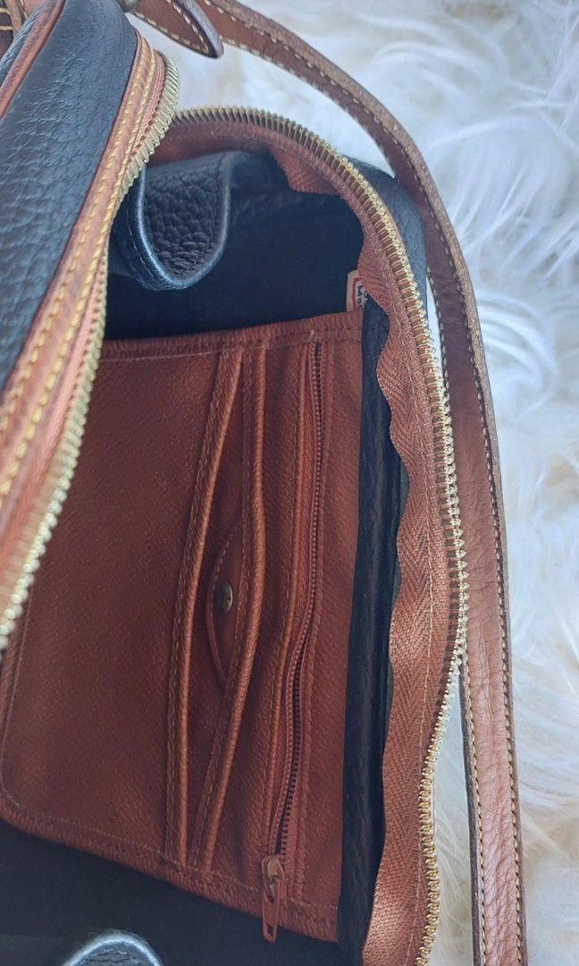 Vintage dooney and bourke sling bag (Category: Cross-body Bags) located in Talavera. Submitted by trixielady08 (Listing ID 1356444484, Image 3). Description: spacious po ang loob signs of use vintage bawal po sa maselan pakicheck po at pakizoom mabuti ang pictures🥰.