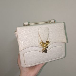 (Category: ) located in . Submitted by reloved_finds (Listing ID 1356758394, Image 1). Description: .