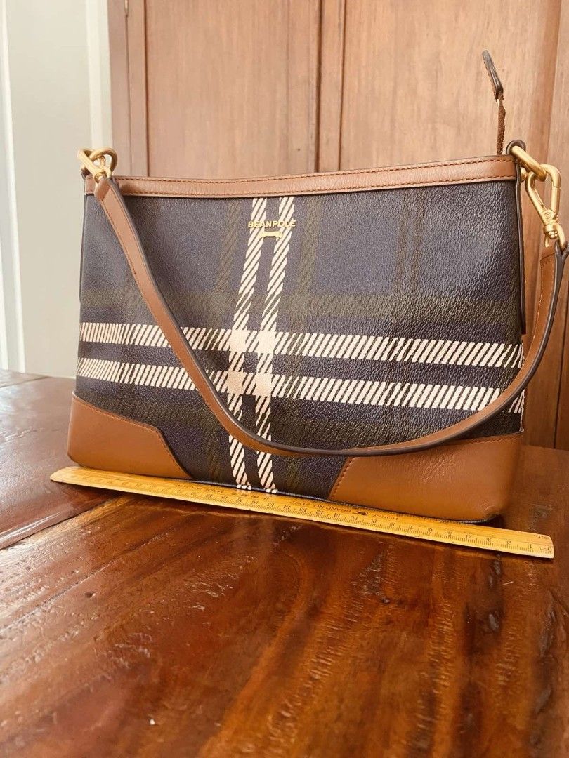Beanpole Acc Navy Cony Mini Shoulder Bag (Category: Shoulder Bags) located in Bulacan. Submitted by orange.locker (Listing ID 1356634588, Image 2). Description: with interior pockets with interior tag label gold hardware with beanpole markings on hardware.