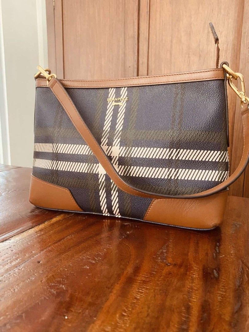 Beanpole Acc Navy Cony Mini Shoulder Bag (Category: Shoulder Bags) located in Bulacan. Submitted by orange.locker (Listing ID 1356634588, Image 1). Description: with interior pockets with interior tag label gold hardware with beanpole markings on hardware.