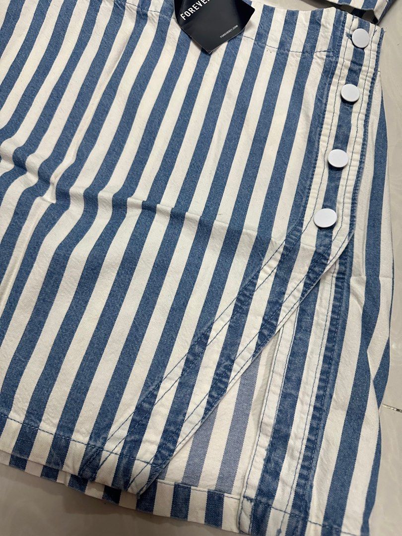 BNWT F21 Striped SET SIZE SMALL (Category: Sets or Coordinates) located in Binangonan. Submitted by wear.nudes (Listing ID 1356773533, Image 3). Description: What u see is what you get!! Very nice in person. W/ extra button .