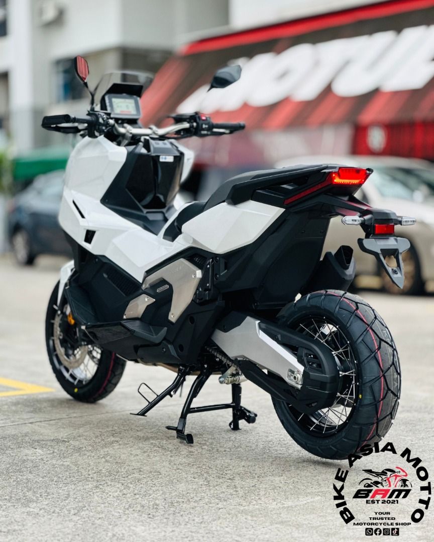 Brand New 2025 Honda X-adv 750 (Category: Class 2) located in Singapore. Submitted by BAM_62Changi (Listing ID 1269365414, Image 3). Description: 🔥𝘼𝙇𝙇 𝙉𝙀𝙒🔥 2025 Honda Xadv 750 READY STOCK Available in BLACK,WHITE,GREY AND LIMITED EDITION MATTE GOLD FINCH YELLOW The X-ADV has broken new ground with its unique mix of adventure bike ability and big-scooter usefulness and practicality. Its rich specification includes Throttle By Wire manageme