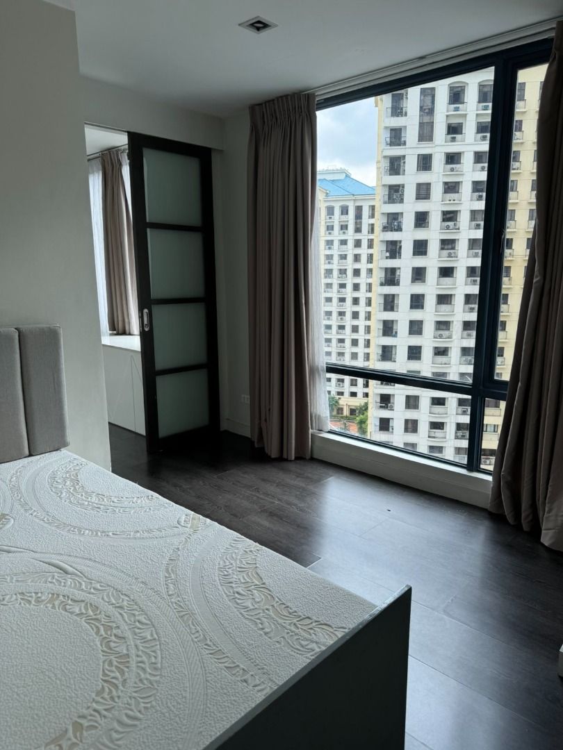 Condominium For Sale Bellagio BGC (Category: Apartments & Condos) located in Quezon City. Submitted by leadvision.realty (Listing ID 1356648606, Image 3). Description: Property Name: Bellagio Property Code: 1798-SC-BLG Selling Price: 29,400,000 Gross Property Details: 7th floor Tower 2 2 Bedroom (combined unit) 2 T&B 1 Parking slot FA: 128 sqm RFO Other details: 2 bedroom with ensuite bathroom 1 office 1 powder room 1 maid quarters / storage room