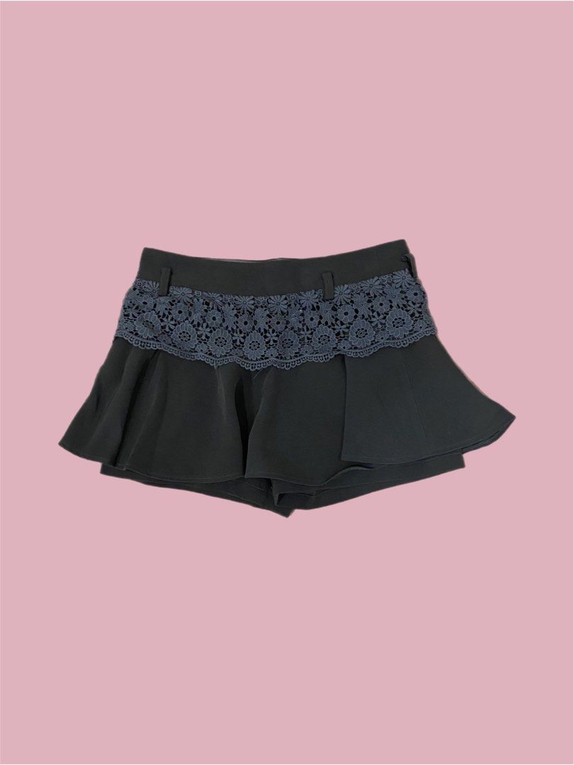 FLORAL EMBROIDERY BLACK MINI SKORT (Category: Skirts) located in Pasig City. Submitted by s0phiesells (Listing ID 1356748217, Image 2). Description: 9/10 CONDITION FITS XS-SEMI M.