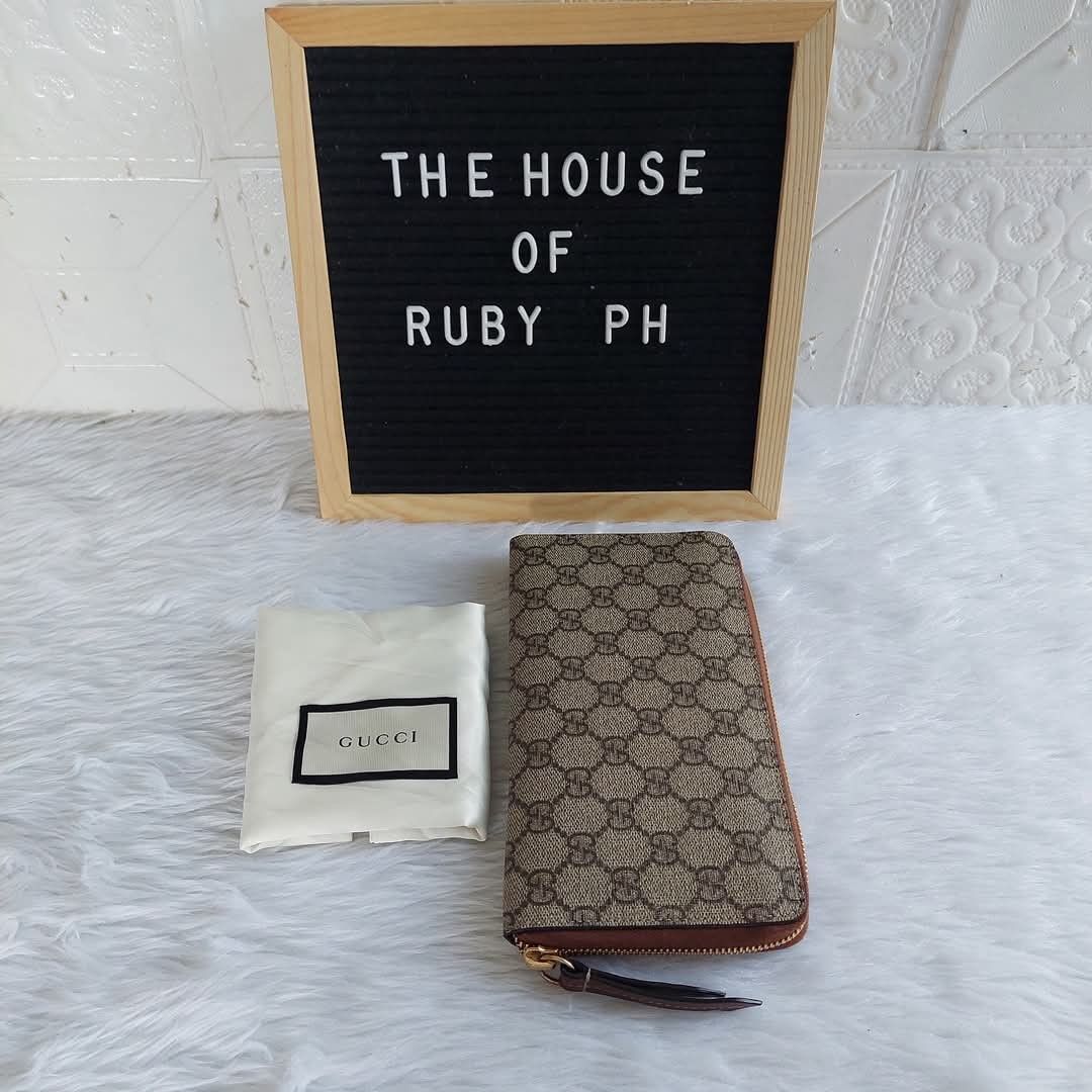 Gucci wallet (Category: Luxury Bags & Wallets) located in Silang. Submitted by thehouseofrubyph (Listing ID 1356636650, Image 1). Description: in excellent condition.
