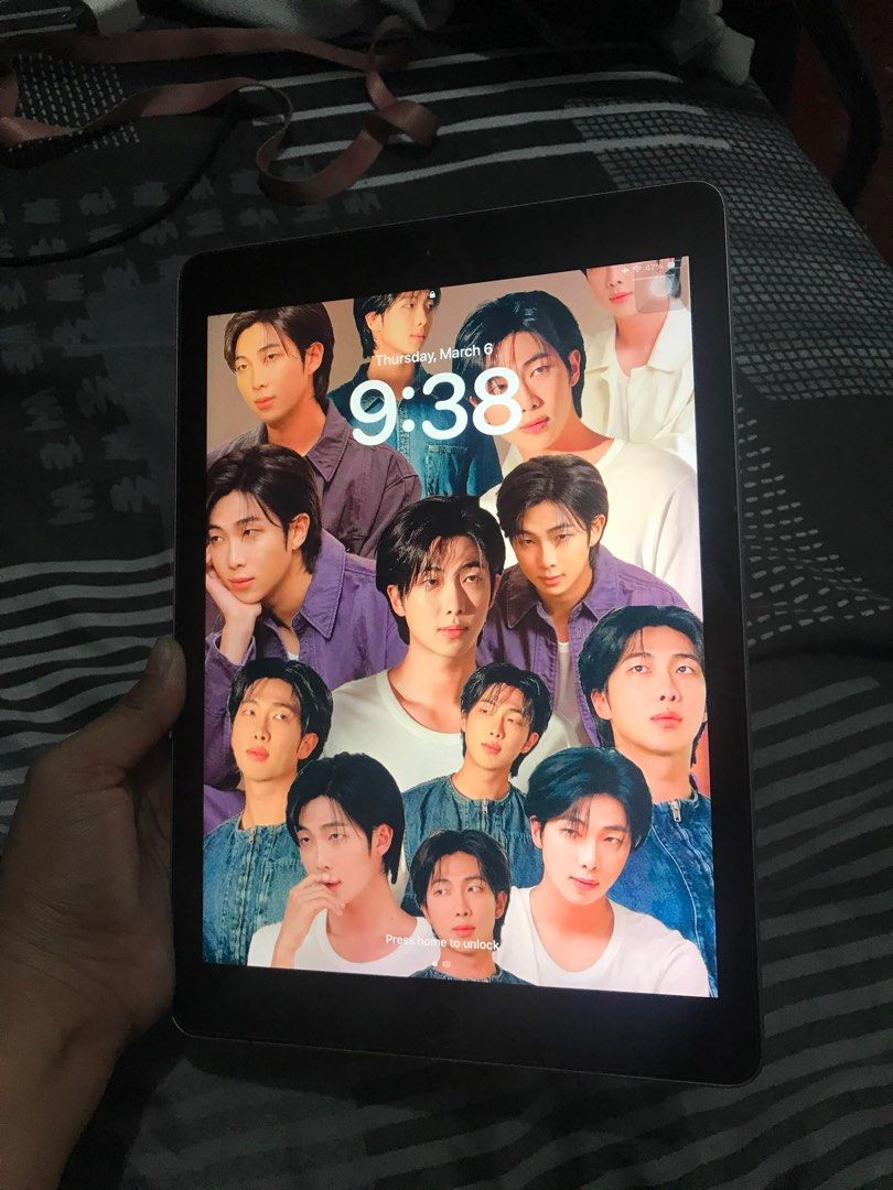 Ipad 6th Gen 128gb (Category: iPad) located in Mandaluyong City. Submitted by 00.drafts (Listing ID 1356755685, Image 1). Description: Rsf hindi na nagagamit. Selling my ipad 6th gen 128gb Or can swap for instax mini evo can add cash..