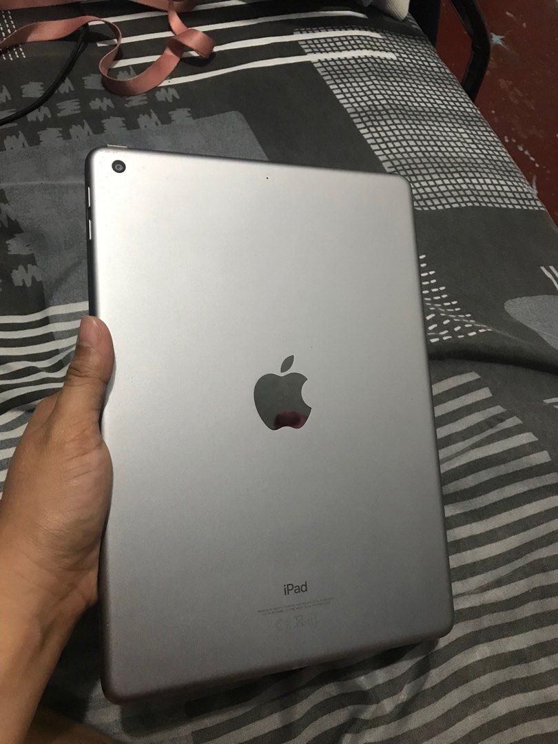 Ipad 6th Gen 128gb (Category: iPad) located in Mandaluyong City. Submitted by 00.drafts (Listing ID 1356755685, Image 2). Description: Rsf hindi na nagagamit. Selling my ipad 6th gen 128gb Or can swap for instax mini evo can add cash..