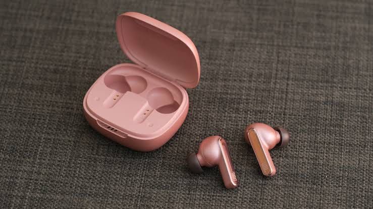 JBL Live pro 2 (Category: Earphones) located in Masbate. Submitted by ferrrrfect (Listing ID 1356761635, Image 3). Description: .