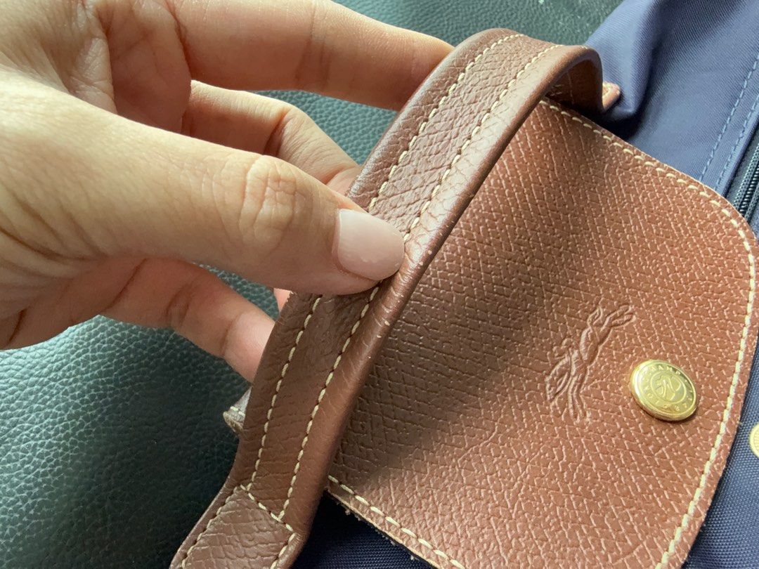 Longchamp Le Pliage Document Folder (Category: Bags & Wallets) located in Singapore. Submitted by tengyee (Listing ID 1356659521, Image 2). Description: Condition as pictured. Peeling at the handles Bag bottom edges is well worn.