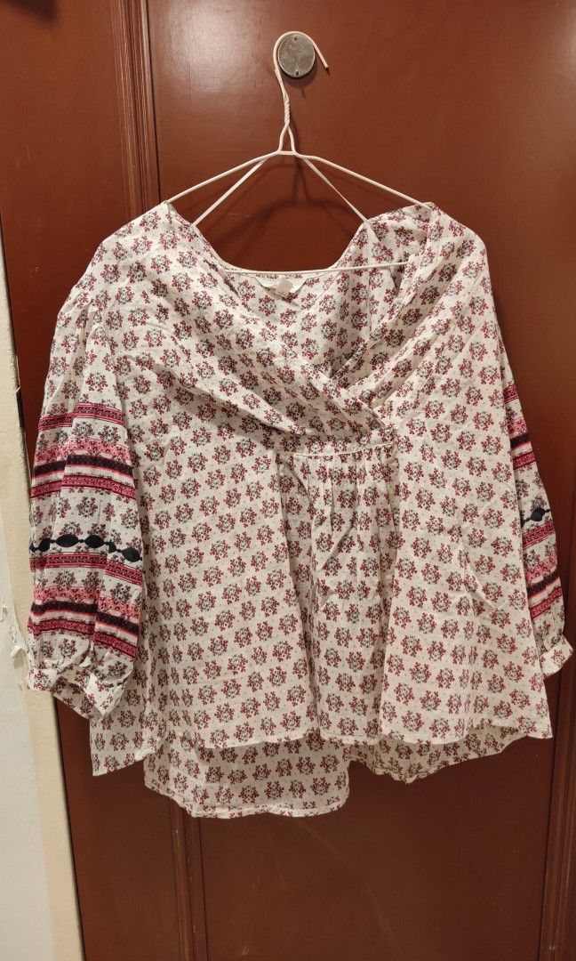 Pattern Blouse (Category: Blouses) located in Singapore. Submitted by mialisa747 (Listing ID 1356701901, Image 1). Description: New patterned blouse - low cut - thin cool material - soft cotton feel.