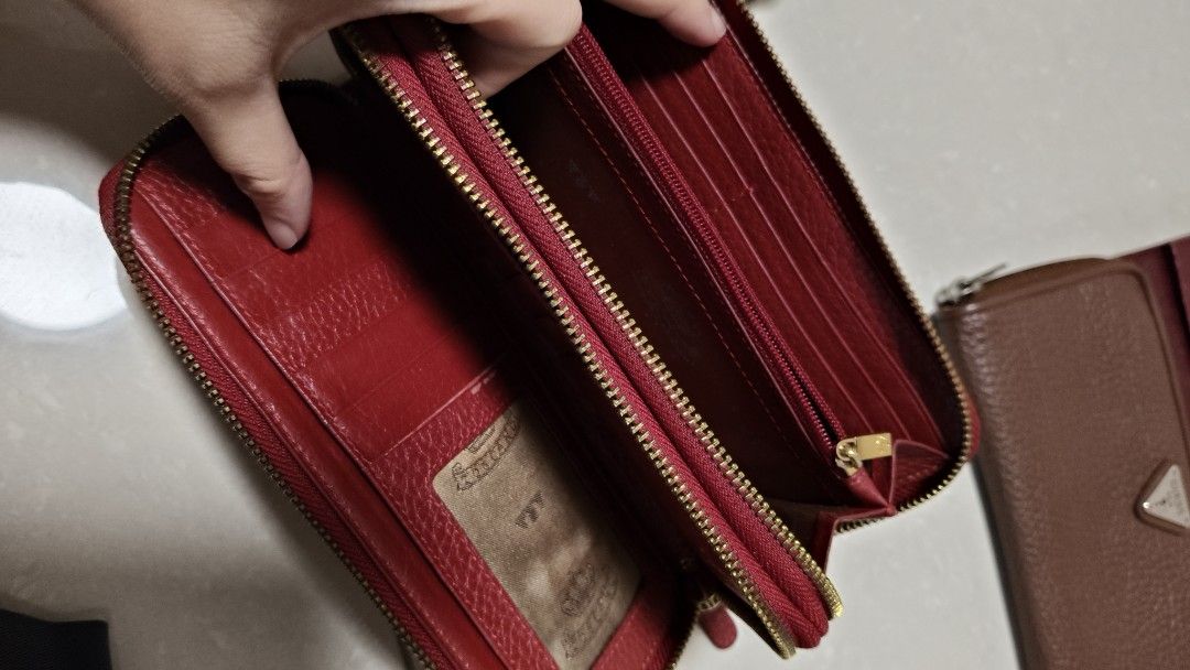 Preloved wallets (Category: Purses & Pouches) located in Singapore. Submitted by dio_solo (Listing ID 1356731949, Image 9). Description: Various wallets up for grab. Helping a senior to sell these precious wallets. Not for fussies. $100 quick deal if you buy all. Brands include: Jane Shelton London Tocco Toscano Italy GUESS USA Fossil.