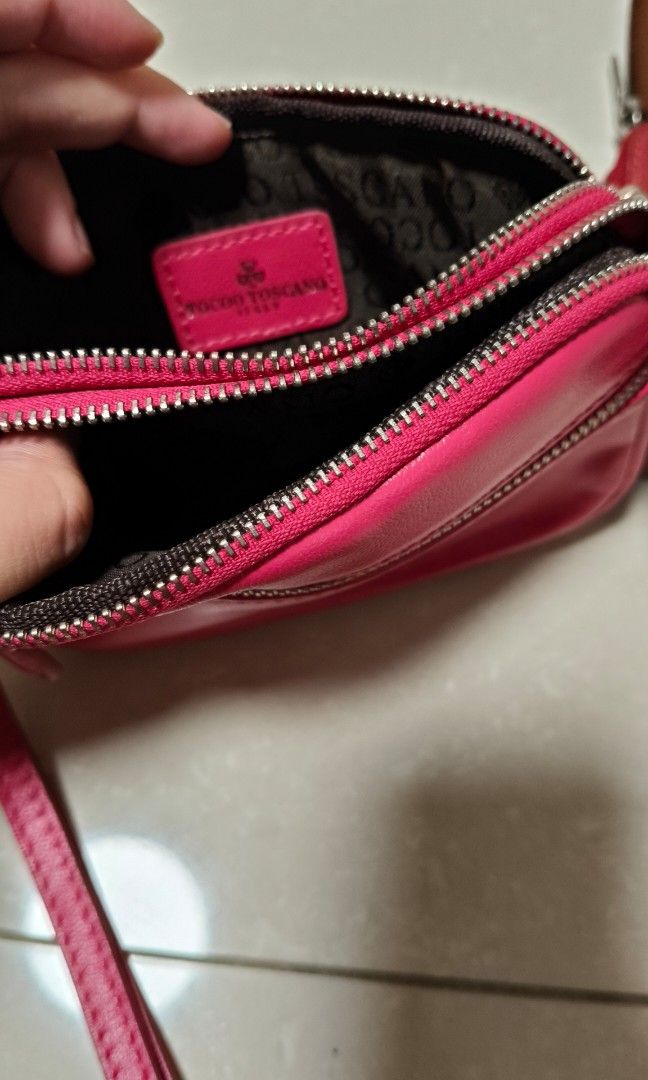 Preloved wallets (Category: Purses & Pouches) located in Singapore. Submitted by dio_solo (Listing ID 1356731949, Image 5). Description: Various wallets up for grab. Helping a senior to sell these precious wallets. Not for fussies. $100 quick deal if you buy all. Brands include: Jane Shelton London Tocco Toscano Italy GUESS USA Fossil.