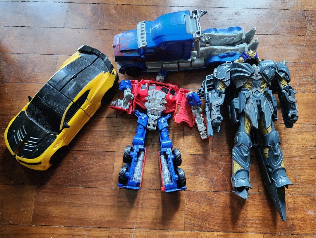 Transformers (Category: Vintage Collectibles) located in Singapore. Submitted by nabilaele61757 (Listing ID 1356704502, Image 1). Description: take all for $45.
