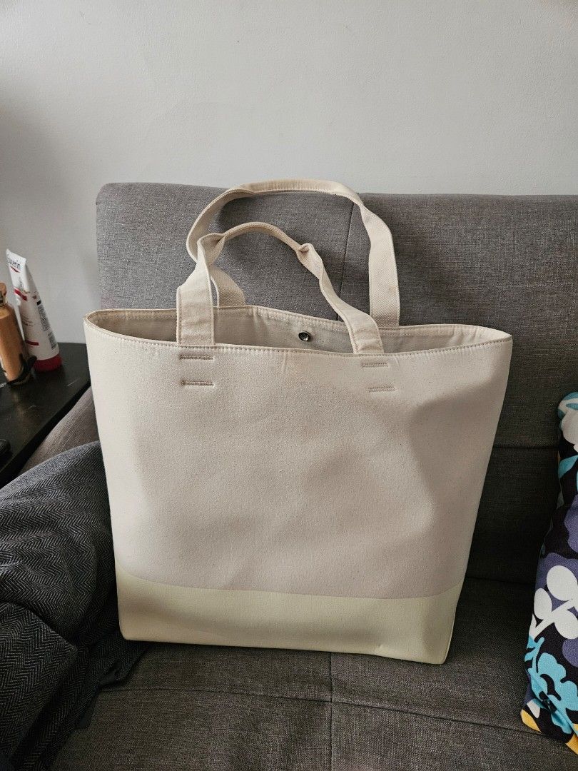 Uniqlo canvas tote bag original (Category: Tote Bags) located in Manila. Submitted by maxessentials (Listing ID 1356633892, Image 1). Description: .