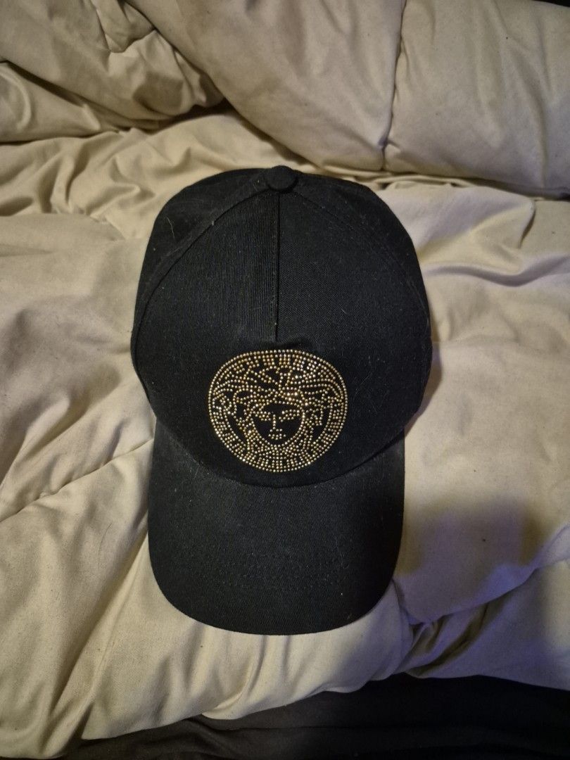 Versace Hat authentic (Category: Accessories) located in Bentleigh. Submitted by liamballantyne21 (Listing ID 1356650845, Image 1). Description: great condition. used size large authentic with tag.