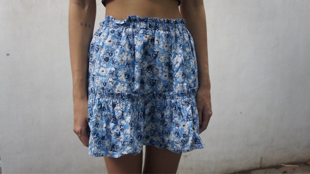 ZARA FLORAL SUMMER SKIRT (Category: Skirts) located in Pasig City. Submitted by s0phiesells (Listing ID 1356747712, Image 2). Description: 10/10 CONDITION, GOOD AS NEW stretchable waistline, fits s-semi large.