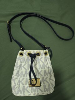 (Category: ) located in . Submitted by Pre_loved_ (Listing ID 1356959853, Image 1). Description: .