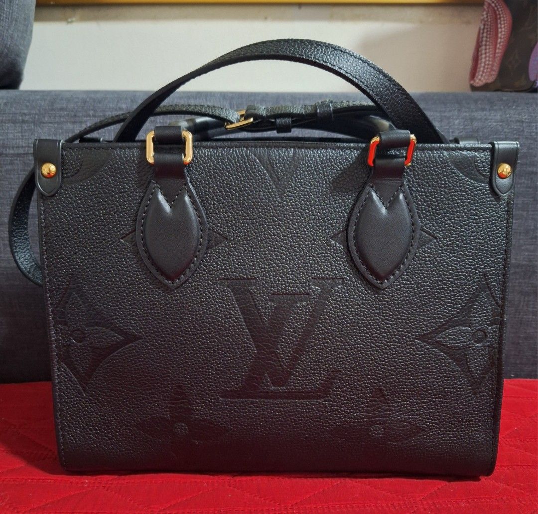 Book tote (Category: Luxury Bags & Wallets) located in Manila. Submitted by loydamariano (Listing ID 1356858131, Image 2). Description: last one super sale move out sale n po.