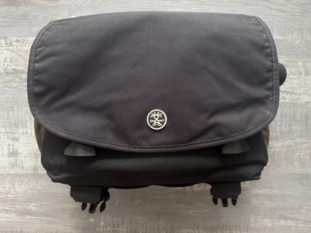 Crumpler Camera Bag (Category: Camera Bags & Carriers) located in Singapore. Submitted by mrbr00tal (Listing ID 1356861480, Image 1). Description: The Bra3illion Dollar Home by Crumpler.
