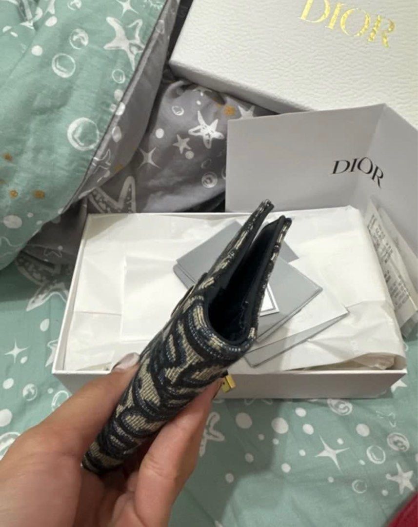 Dior wallet （分類：手袋及銀包）位於 Hong Kong。 由 aliii_lc 提交（商品編號 1356863607，圖片 3）。簡介： Full set 換左新銀包 100%real n 98% new。