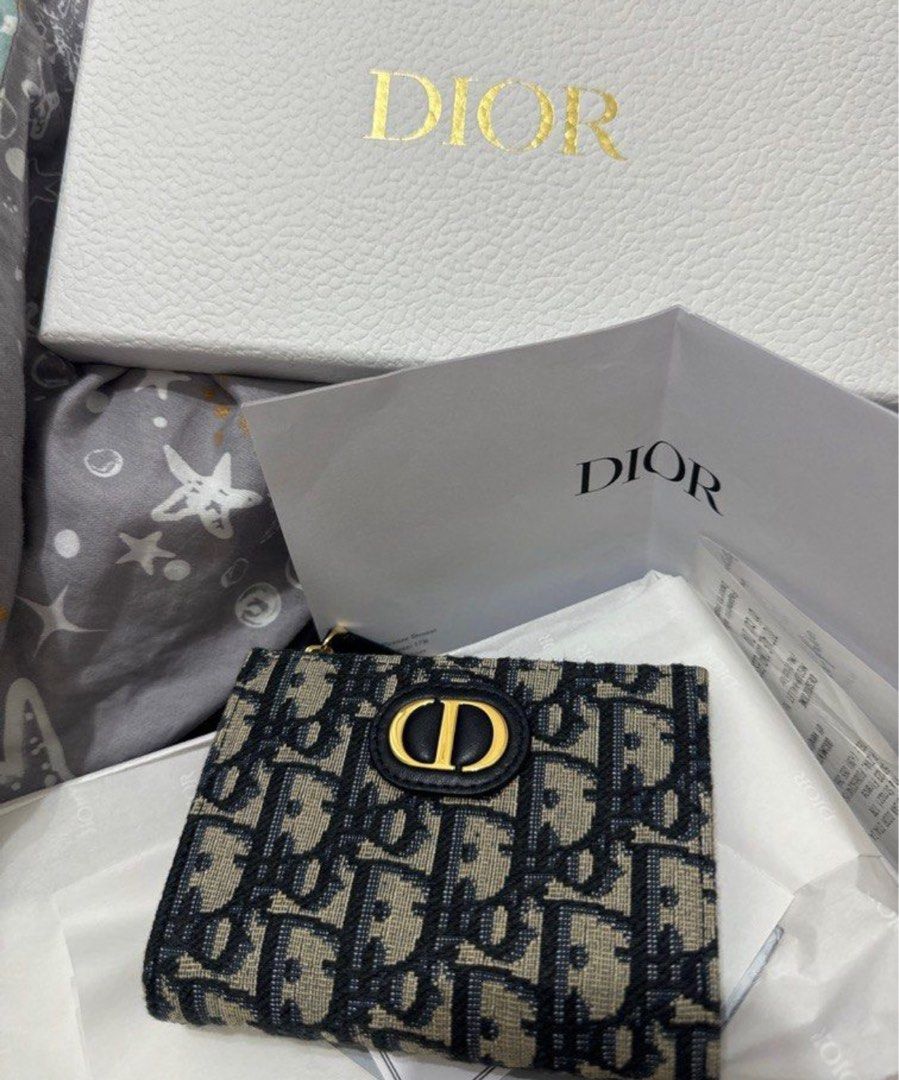 Dior wallet （分類：手袋及銀包）位於 Hong Kong。 由 aliii_lc 提交（商品編號 1356863607，圖片 1）。簡介： Full set 換左新銀包 100%real n 98% new。