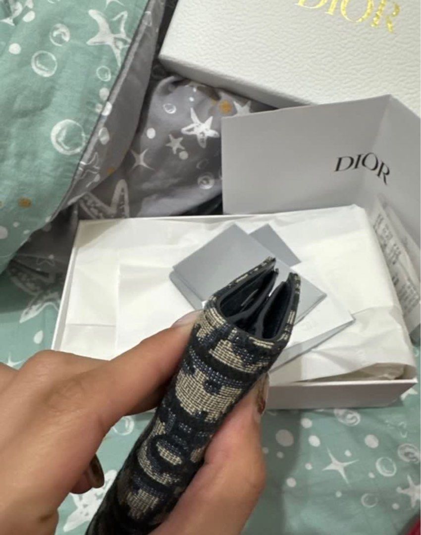 Dior wallet （分類：手袋及銀包）位於 Hong Kong。 由 aliii_lc 提交（商品編號 1356863607，圖片 2）。簡介： Full set 換左新銀包 100%real n 98% new。