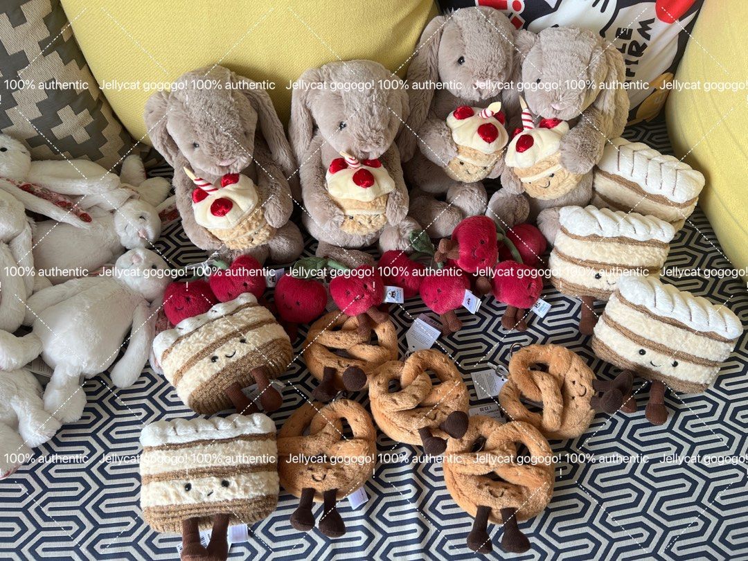 Jellycat pretzel bag charm 【Ready Stock】, Women's Fashion