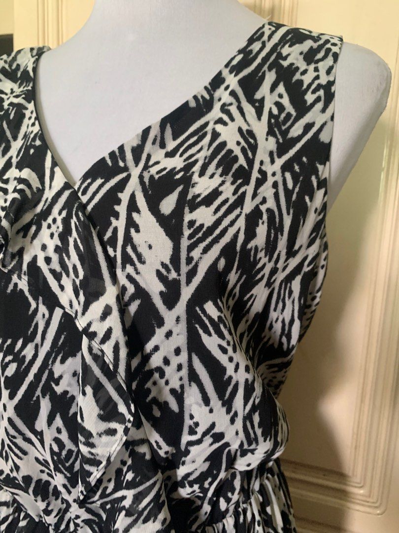 Kenneth Cole B/W Dress (Category: Dresses) located in Quezon City. Submitted by FashionSense4Less (Listing ID 1356835855, Image 3). Description: Kenneth Cole Black and White Ruffle Dress Very good condition/ like new Slip on/ no pocket / with lining/ garterized waist Size : 6 on tag (medium) but fits xlarge Bust: 40-42” ; Waist: 28-42” ; Length: 42” Very nice in actual .