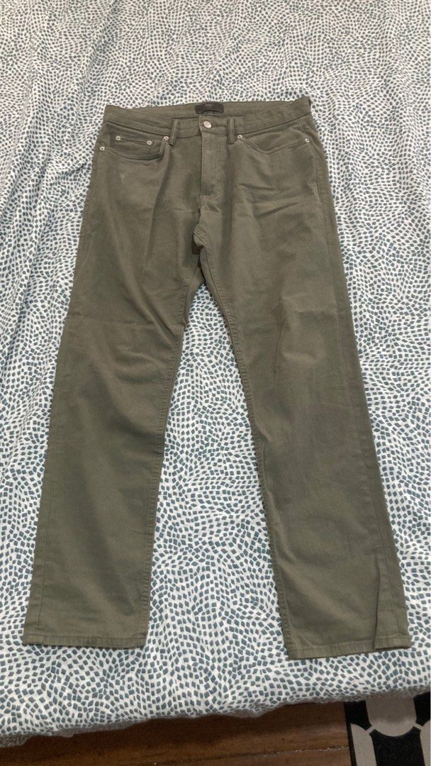 Marks and Spencer olive green chino pants (Category: Chinos) located in Paranaque City. Submitted by manly6 (Listing ID 1356873036, Image 1). Description: Marks and spencer olive green chino pants 17 width 40 length 7 at ankle opening may stretch po siya ng onti.