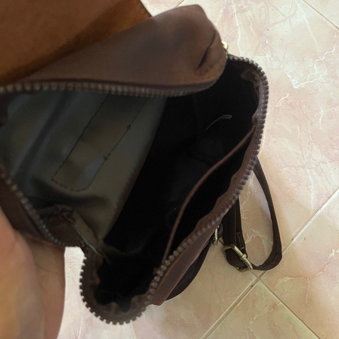 Mini backpack (Category: Backpacks) located in Seri Kembangan. Submitted by extrasar (Listing ID 1356861733, Image 3). Description: Mini backpack Warna brown Jual sbb jarang pakai.