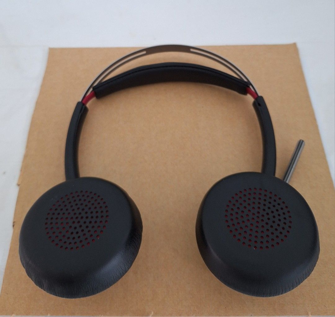 Plantronic Voyager B825 (Category: Headphones & Headsets) located in Singapore. Submitted by no4name (Listing ID 1356813132, Image 3). Description: I have been using this headset for 2 years plus. still in good working condition. The battery can last about 2 hours. Very good noise cancelling..