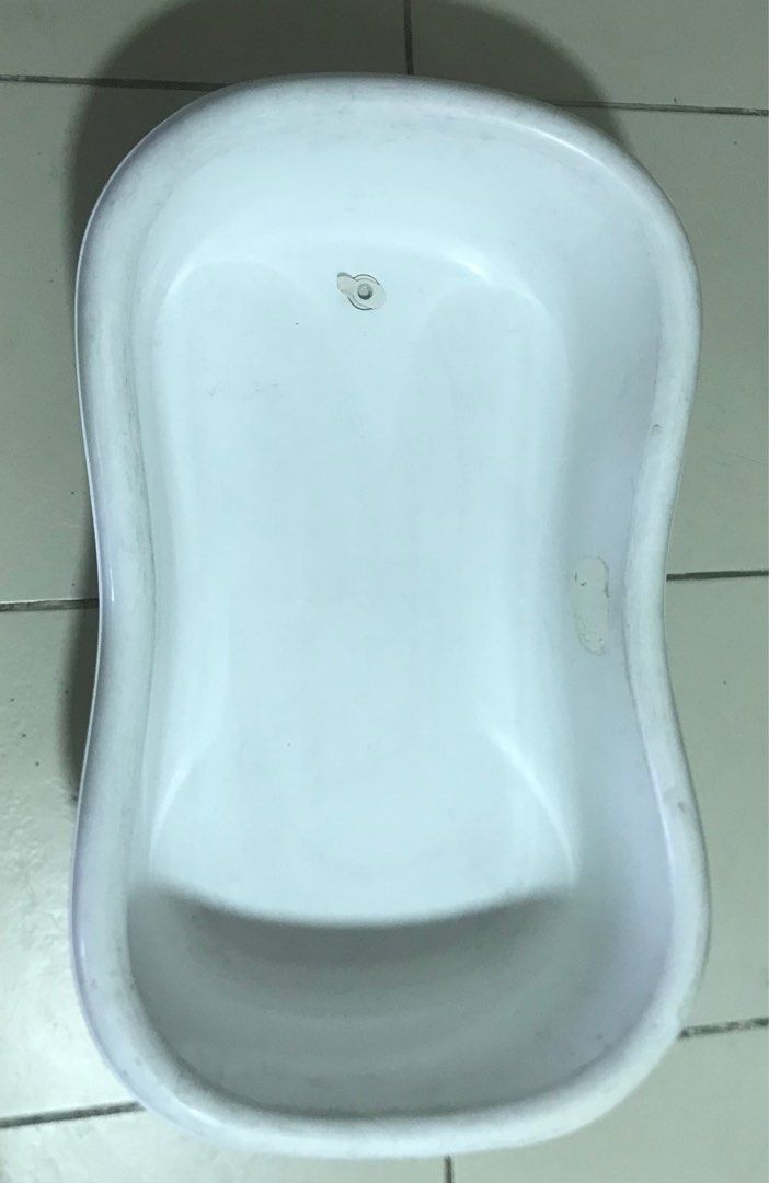 Plastic Bathtub/Palanggana (Category: Bathtub & Bath Accessories) located in Quezon City. Submitted by 79moving (Listing ID 1356984736, Image 3). Description: Multi purpose palanggana Makapal no cracks Signs of usage Needs cleaning Declutter.